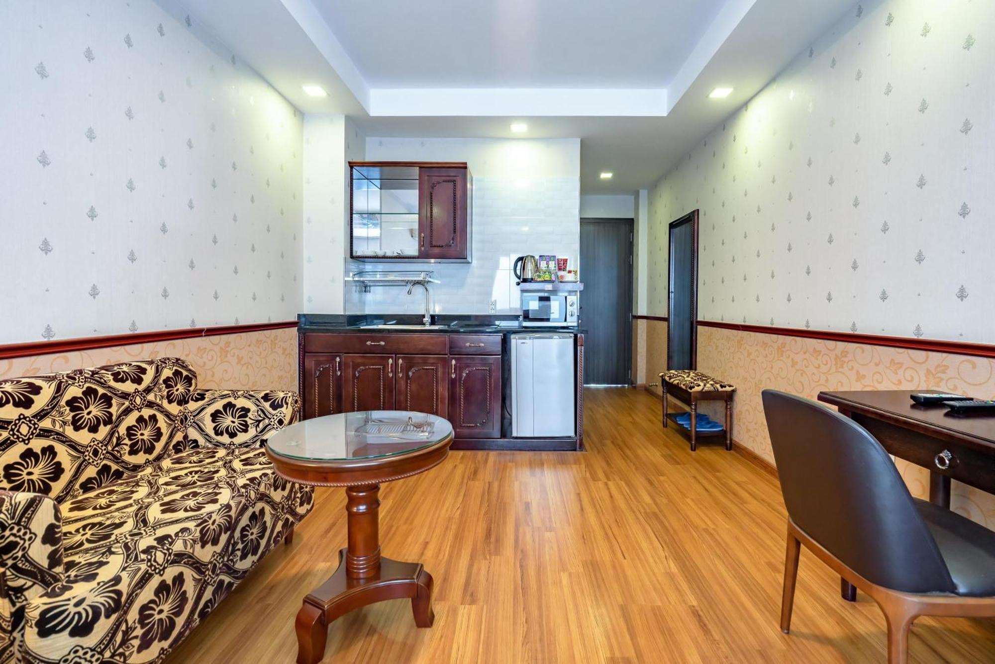 Khách sạn Emerald 3*