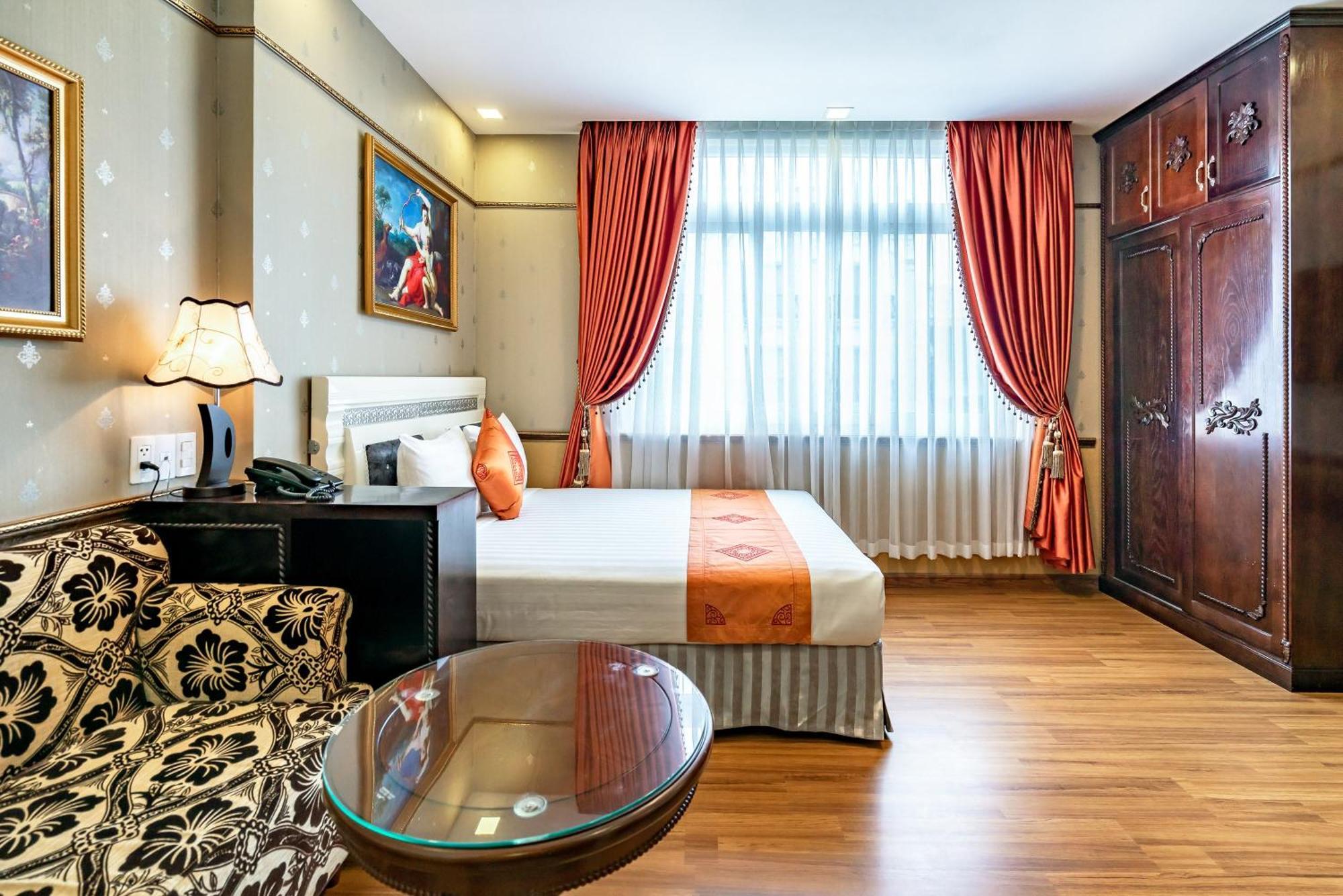 Khách sạn Emerald 3*