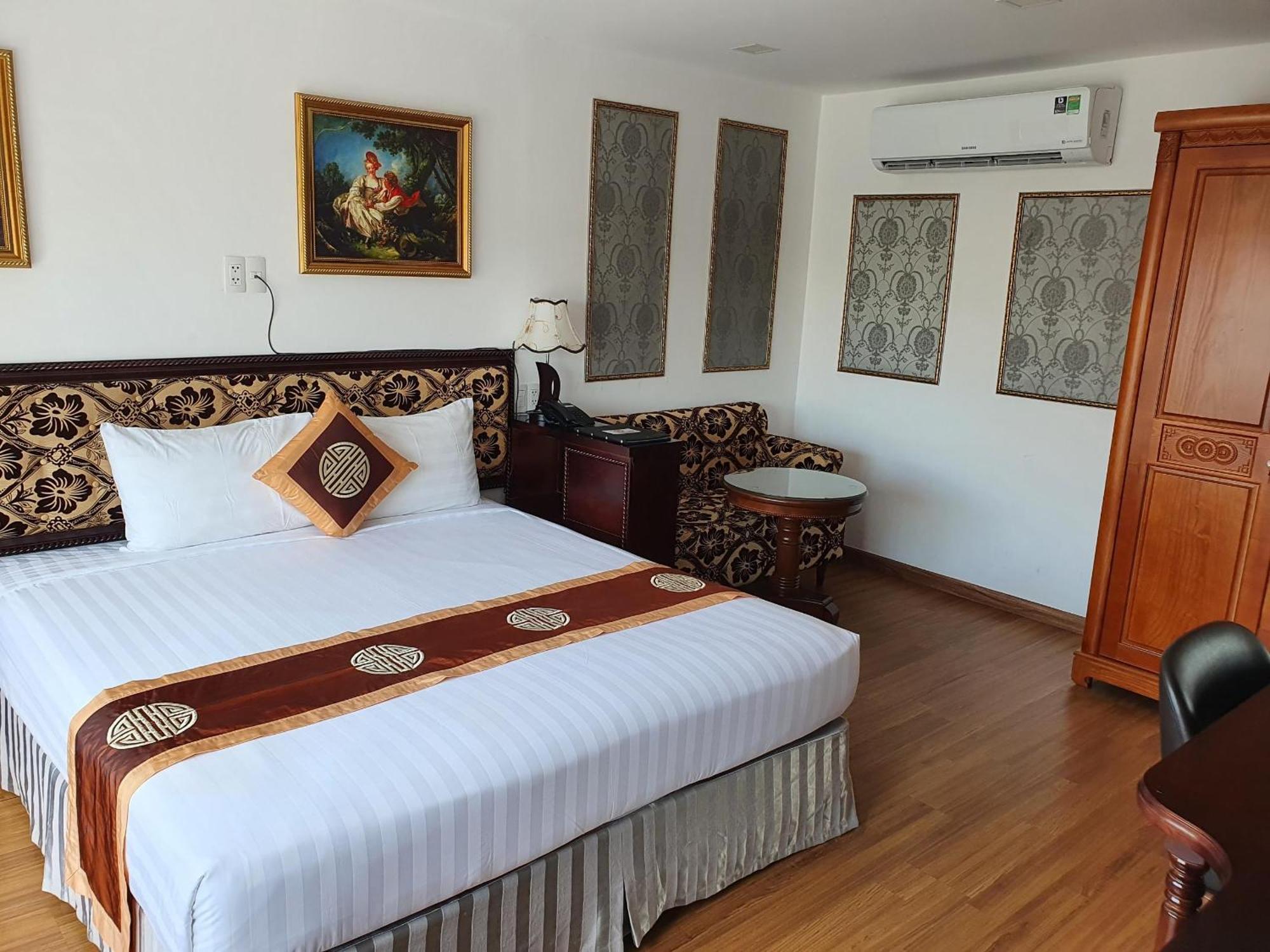 Emerald Khách sạn 3*