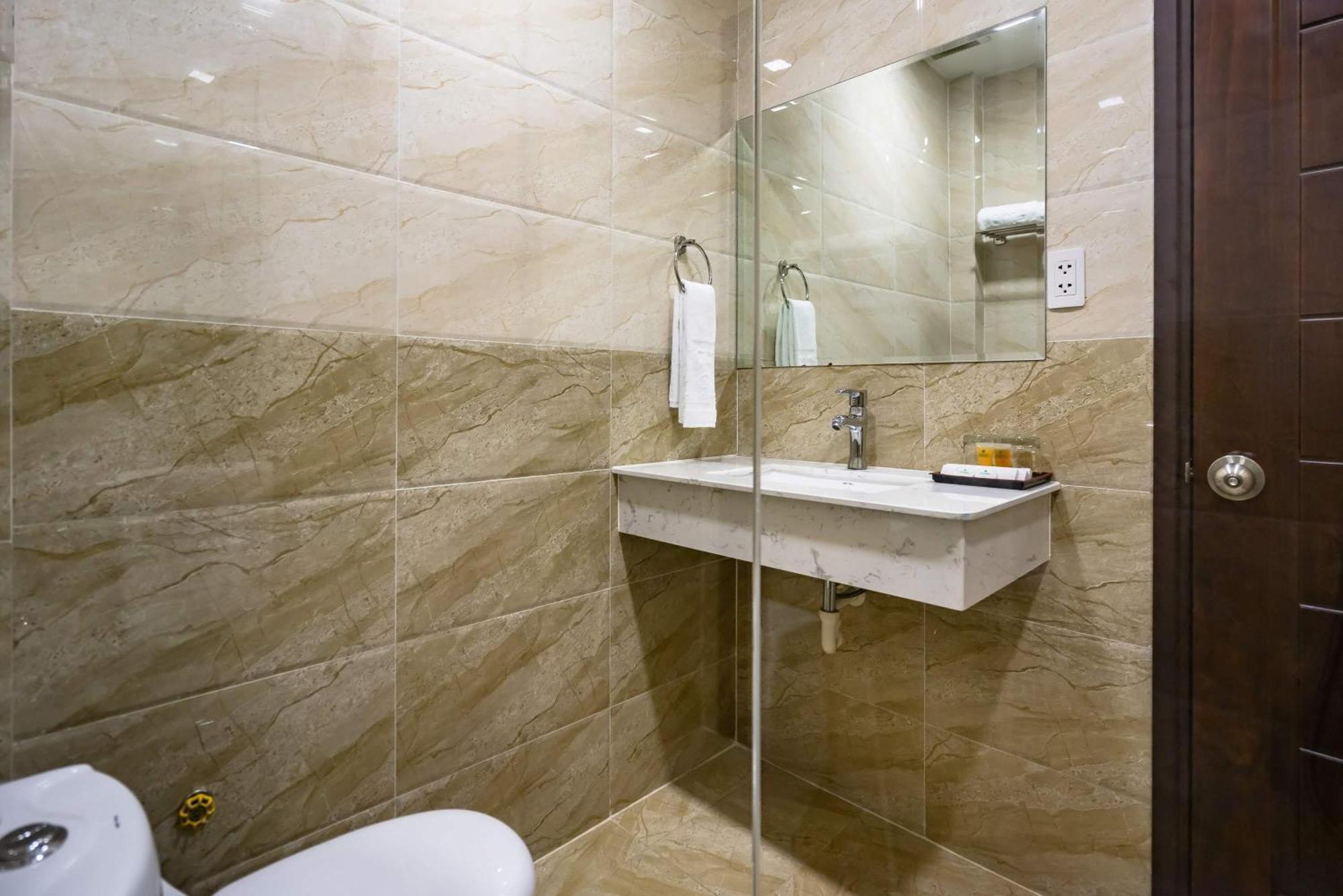 Khách sạn Emerald 3*